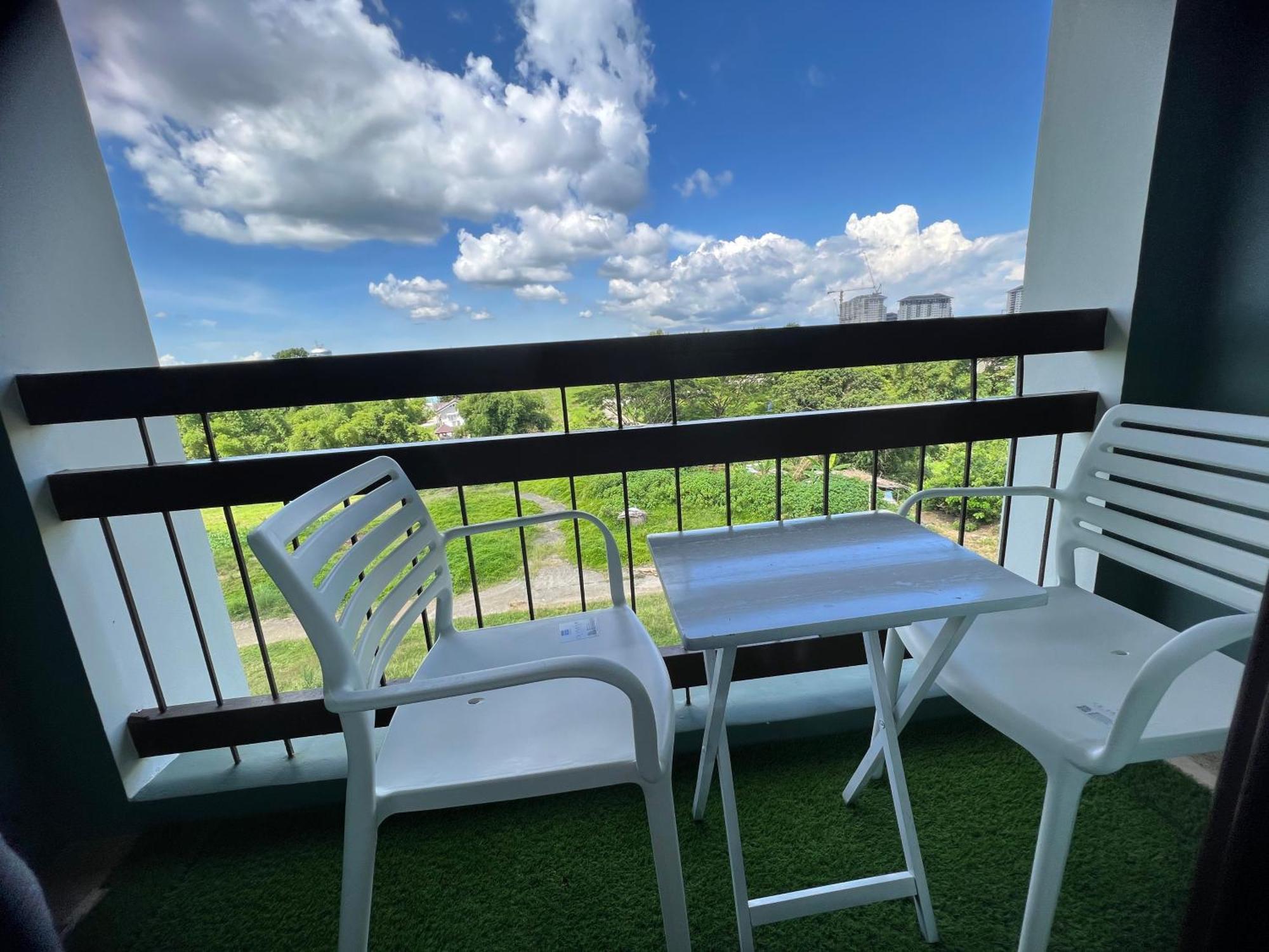 Cozyvilla At Pine Suites Tagaytay 2Br Or Studio With Free Parking Studio Offsite 2Br And Deluxe Studio Basement Tagaytay City Bagian luar foto